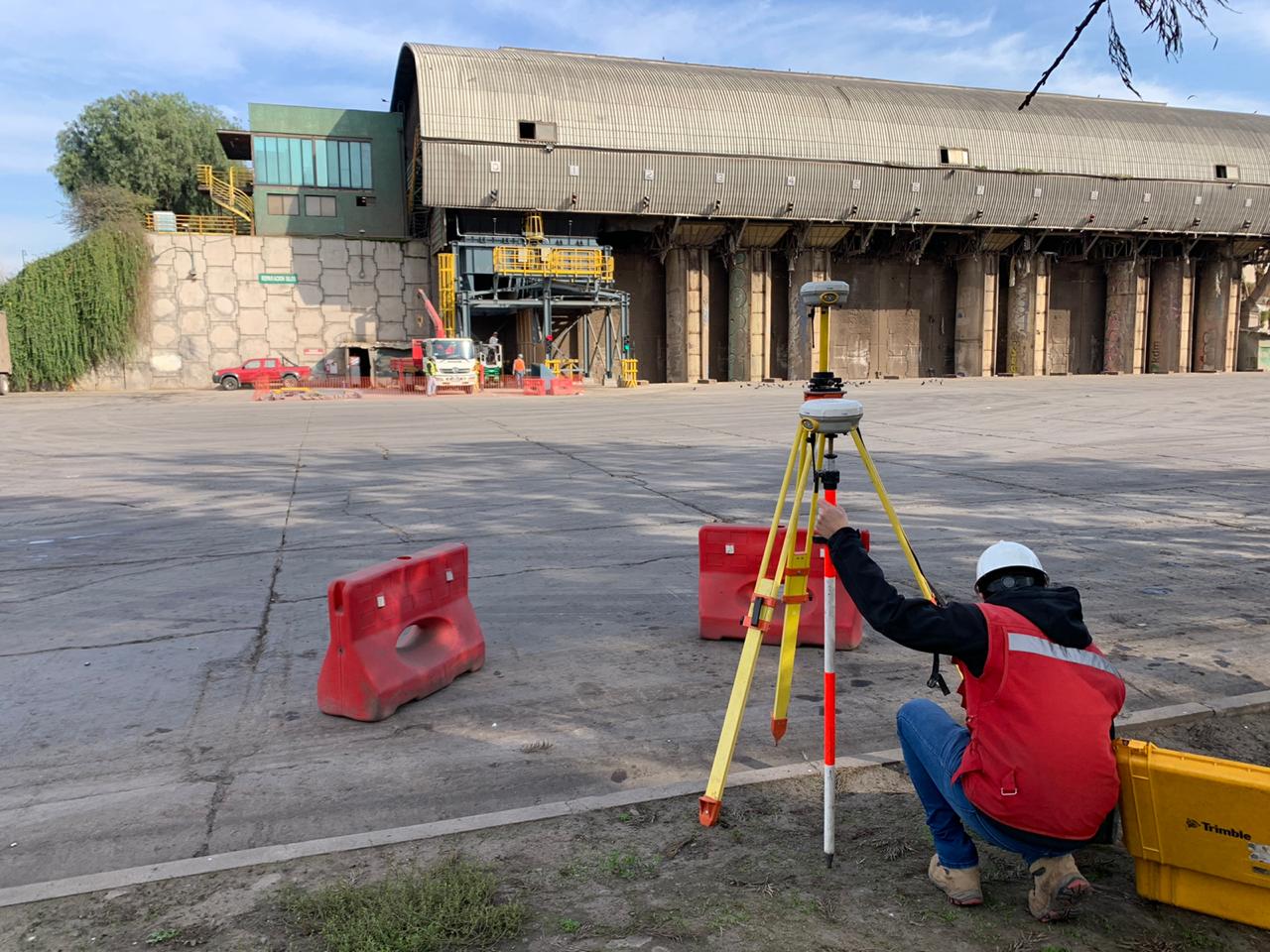 Ingeniero realizando mediciones con taquímetro